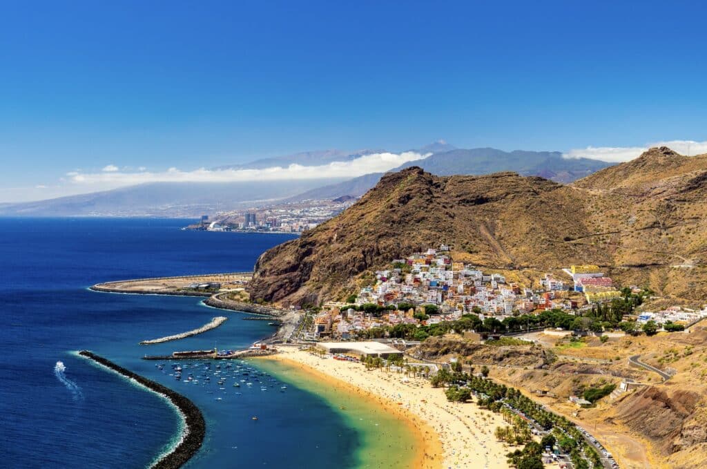 Schwarze Flagge für Teneriffas bekanntesten Strand Schwarze Flagge für Teneriffas bekanntesten Strand