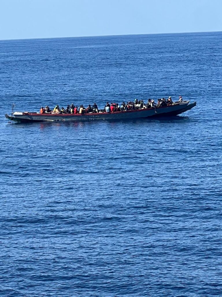 Mehr als 1.000 Migranten zu den Kanarischen Inseln gestoppt Ein hölzernes Boot mit mehreren Menschen an Bord ist in Richtung der Kanaren gestartet.