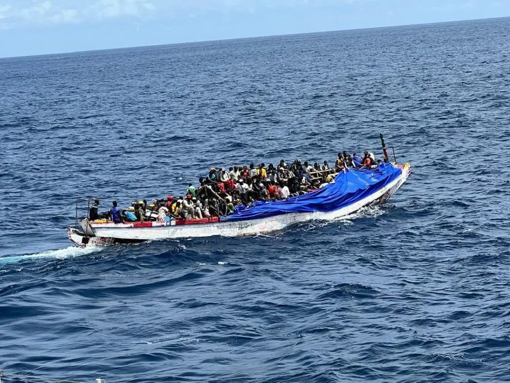 Baby stirbt nach Ankunft auf El Hierro im Krankenhaus Ein hölzernes Flüchtlingsboot mit zahlreichen Menschen an Bord kämpft sich bei starkem Wellengang durch den Atlantik.