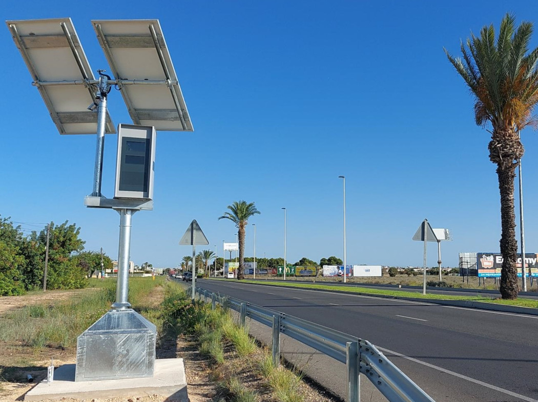 Super-Blitzer der Kanaren blitzt im 10-Minuten-Takt Ein offizielles Symbolbild der spanischen Verkehrsbehörde DGT zeigt ein Radargerät zur Geschwindigkeitskontrolle an einer Landstraße.