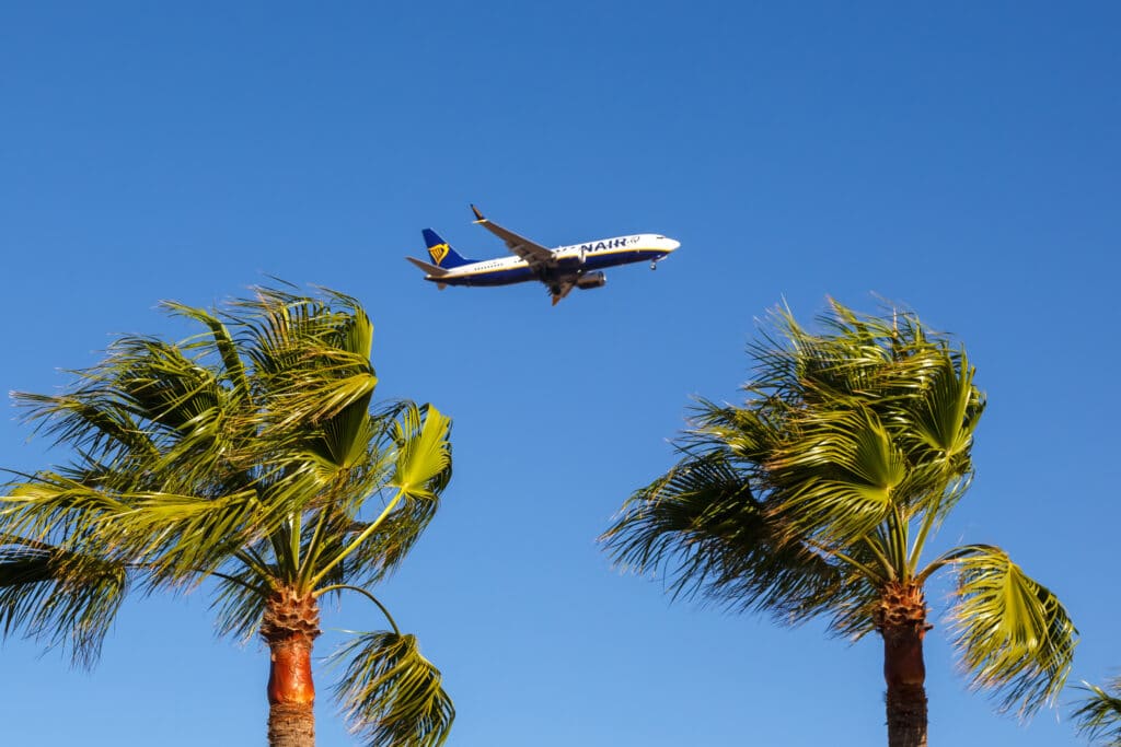 Notfall an Bord: Kanaren-Flieger landet mit Priorität Ein Passagierflugzeug im direkten Sinkflug während des Anflugs auf den Flughafen.