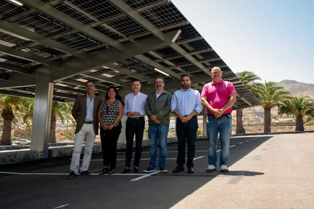 Gáldar weiht großen Photovoltaik-Parkplatz mit E-Ladestationen ein Investition in grüne Energie auf Gran Canaria: In Gáldar wurden neue Photovoltaik-Parkplatzüberdachungen mit integrierten E-Ladestationen eingeweiht.