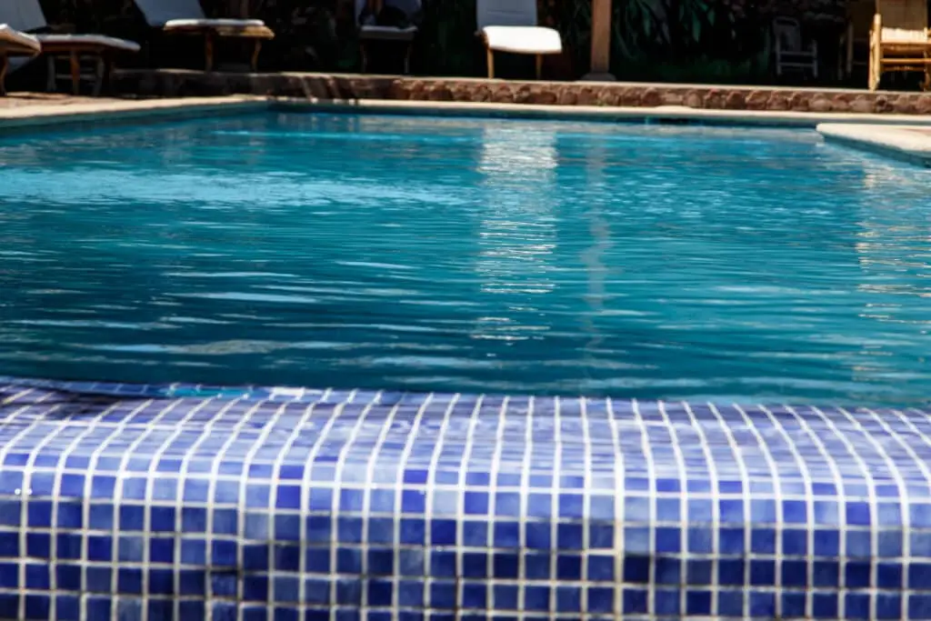 Urlauber auf Gran Canaria von Pool-Pumpe angesaugt Gefährlicher Unterdruck: Ein Schwimmer wurde im Süden Gran Canarias von einer Pool-Filterpumpe angesaugt. Experten fordern nun Not-Aus-Schalter an den Becken.