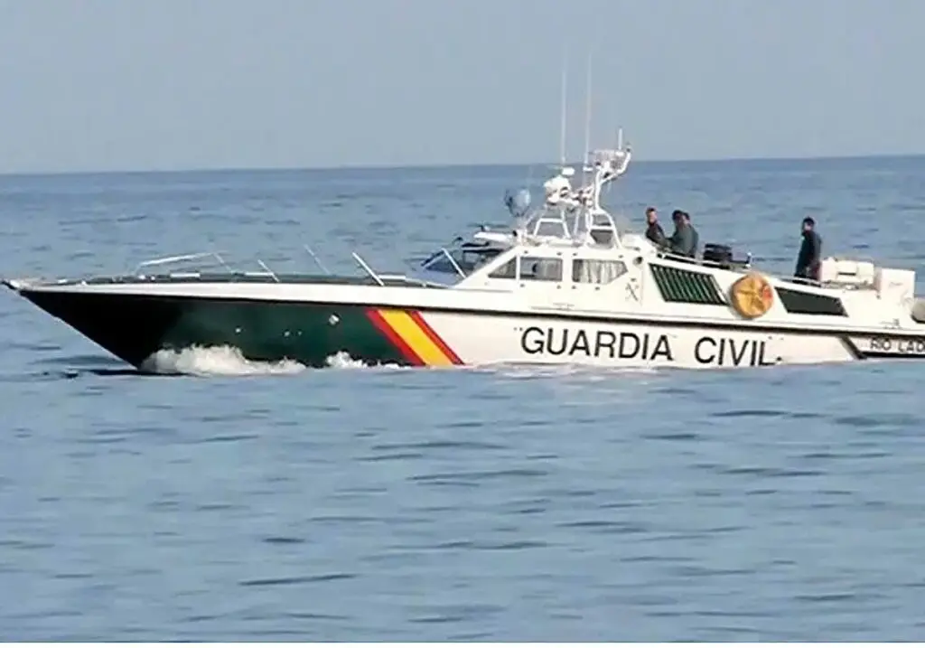 Sechs Drogen-Logistiker auf Gran Canaria gefasst Ein hochmotorisiertes Schnellboot der spanischen Guardia Civil fährt während einer Verfolgungsjagd auf dem offenen Meer.