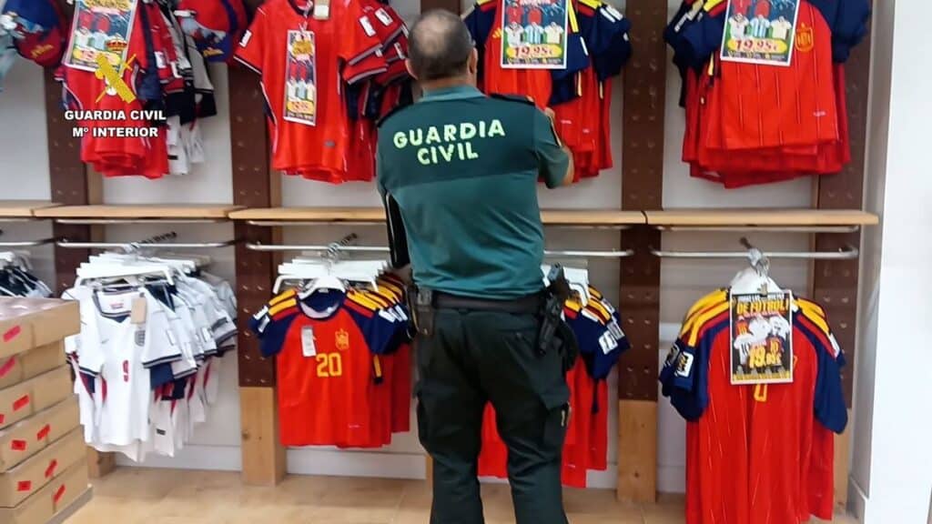 Razzia auf Gran Canaria: 1.200 gefälschte WM-Trikots entdeckt Wert von fast 100.000 Euro: Massenhafte Beschlagnahmung von gefälschter Fan-Bekleidung auf den Kanaren
