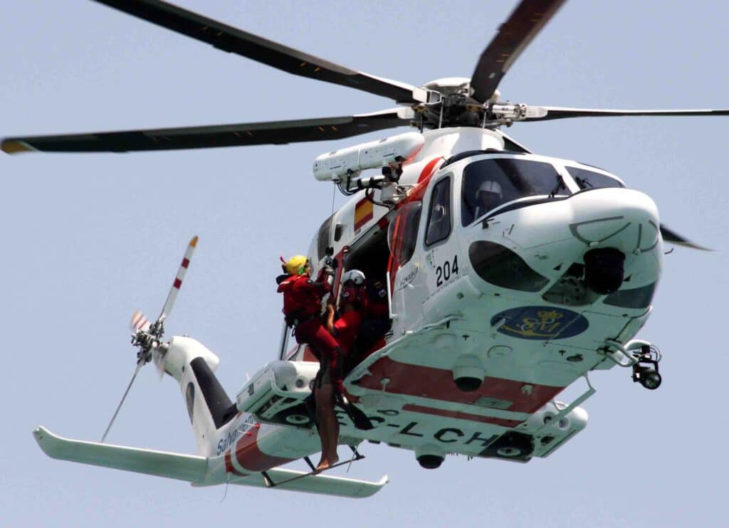 Hubschrauber auf Teneriffa rettet zwei Frauen aus Seenot Einsatz aus der Luft: Ein Rettungshubschrauber des GES im Flug über den Küstengewässern. (Symbolbild)