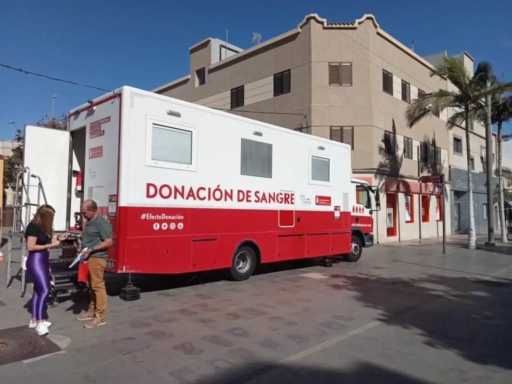 Lebensretter auf den Kanaren dringend gesucht Einsatz vor Ort: Ein mobiles Spendeteam des ICHH auf der Avenida de Canarias in Vecindario. Aufgrund des akuten Mangels an der Gruppe 0 Negativ wird das Spendennetzwerk auf den Kanaren verstärkt genutzt.