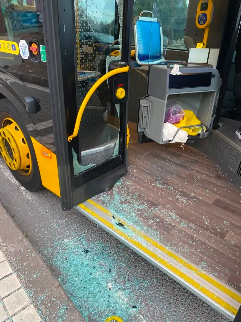 Wutanfall: Senior in Las Palmas zertrümmert Busscheibe Ein offizielles Foto der Policia Local aus Las Palmas zeigt die komplett zertrümmerte Glasscheibe an der vorderen Einstiegstür des Linienbusses.