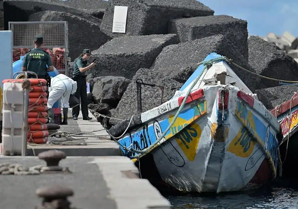 Flucht auf die Kanaren: 165 Migranten erreichen El Hierro Ein hölzernes Migrantenboot liegt nach dem Rettungseinsatz gesichert am Pier im Hafen von El Hierro.