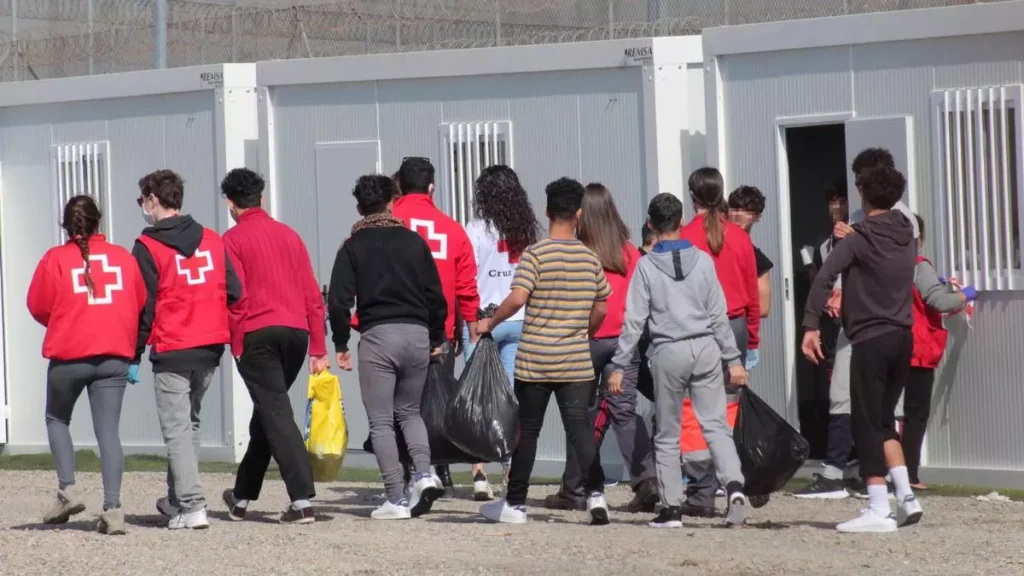 Kanaren weisen Migranten-Ultimatum aus Madrid zurück Rettungskräfte und Helfer des Roten Kreuzes betreuen erschöpfte Migranten unmittelbar nach ihrer Ankunft am Pier im Hafen.