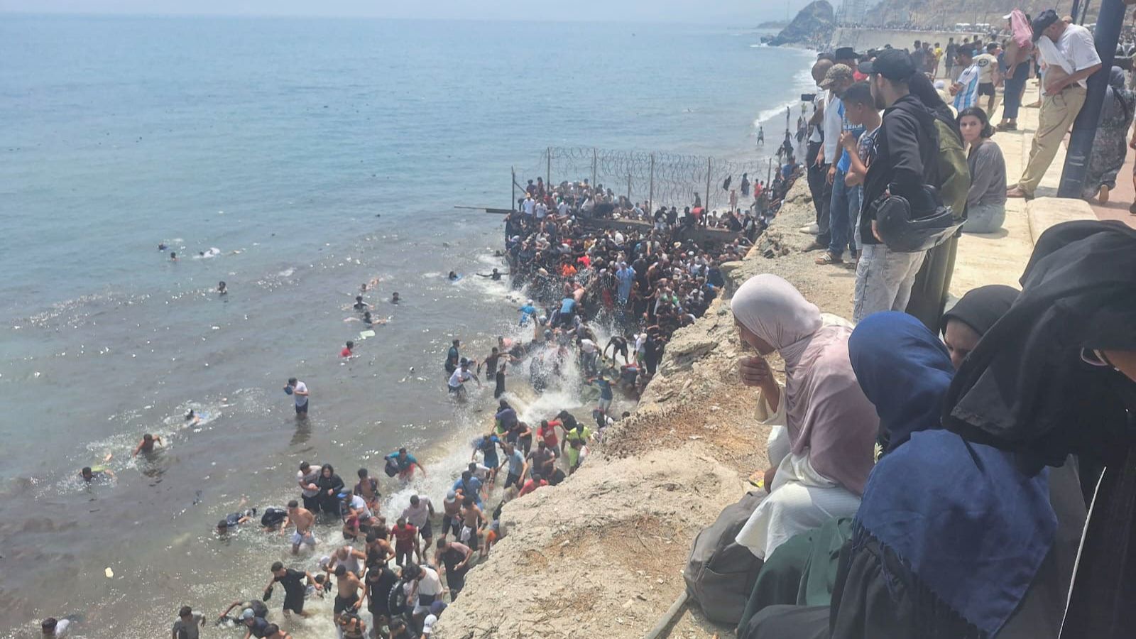 Migranten stürmen Ceuta – Kanaren in Sorge Militär gefordert: Nach dem Eintreffen von über 1.500 Menschen per Seeweg verlangt Ceuta die Ausrufung des Notstands an der Grenze.