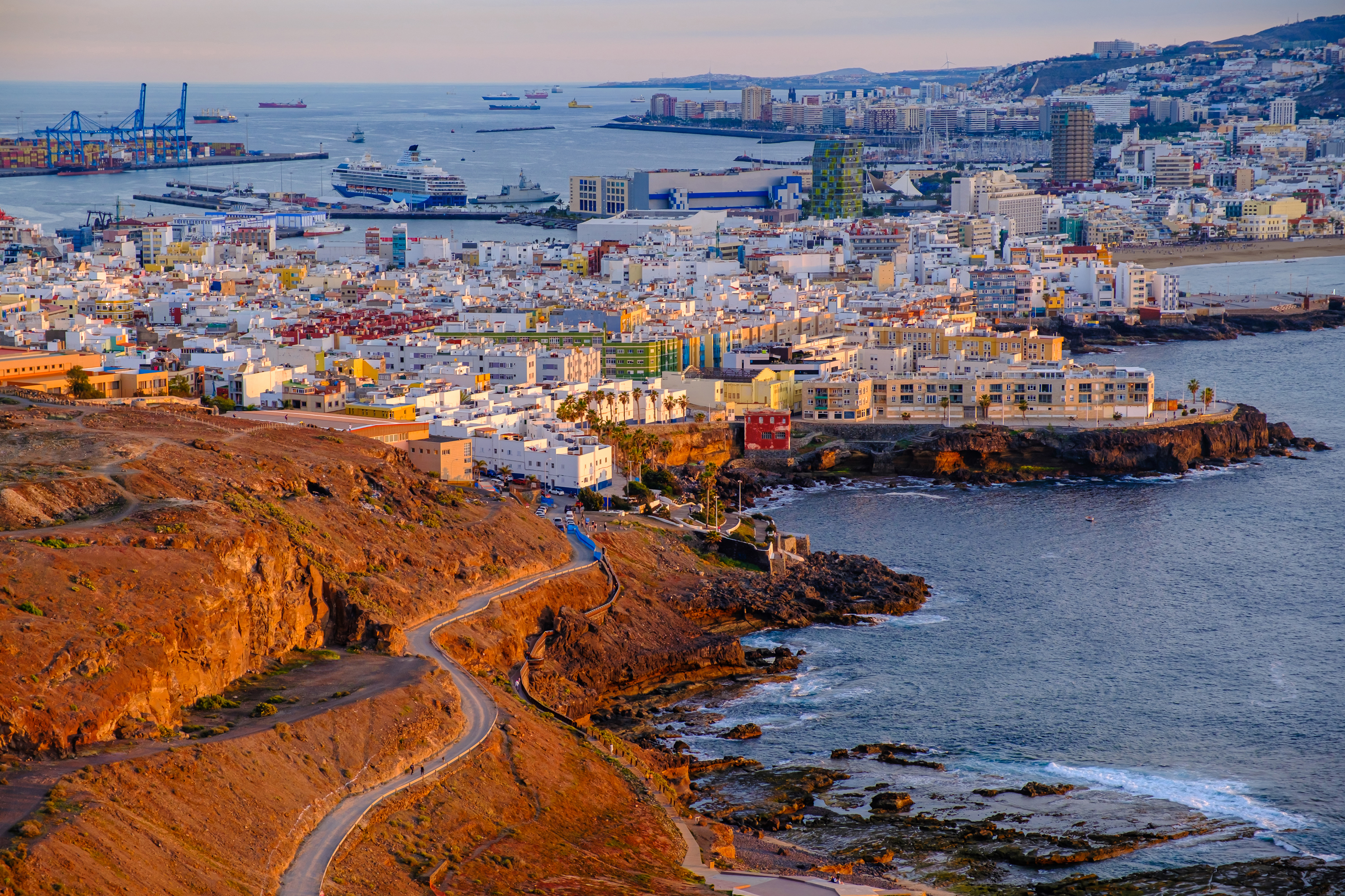 Luftaufnahme auf den Stadtstrand Playa de Las Canteras und die Stadt Las Palmas de Gran Canaria mit dem Atlantischen Ozean.