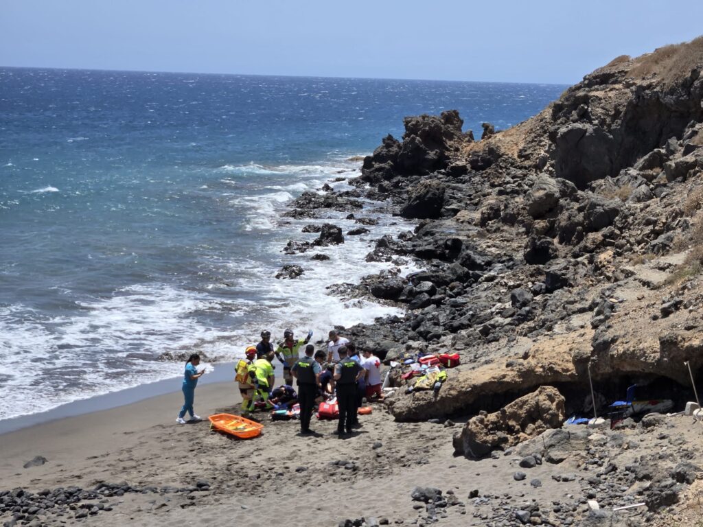 Verschiedene Rettungskräfte von Feuerwehr, SUC und Polizei arbeiten gemeinsam bei einem Rettungseinsatz direkt am Strand von La Tejita auf Teneriffa.
