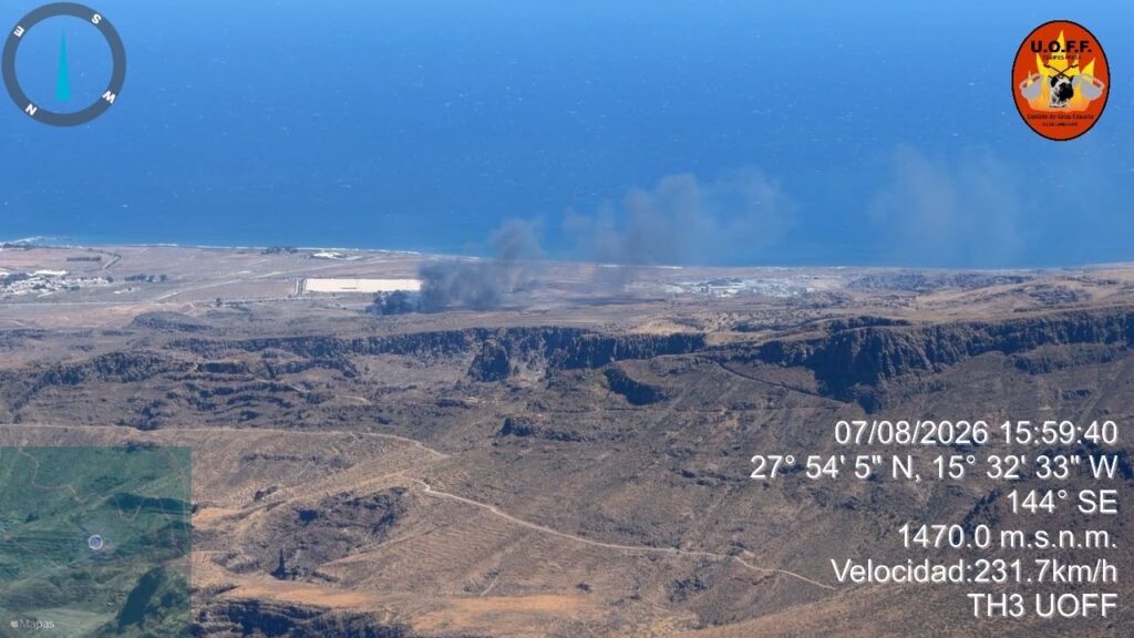 Mülldeponie auf Gran Canaria in Flammen aufgegangen Eine gewaltige schwarze Rauchsäule steigt über dem Ecoparque Juan Grande im Süden von Gran Canaria auf, aufgenommen aus der Ferne.