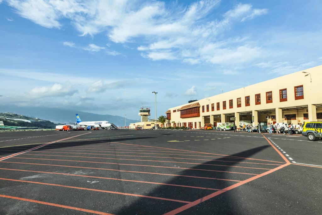 Trotz Wachstumsbremse: Rekord an Spaniens Flughäfen Rollfeld des Flughafens Las Palmas auf Gran Canaria mit Flugzeugen bei der Abfertigung.