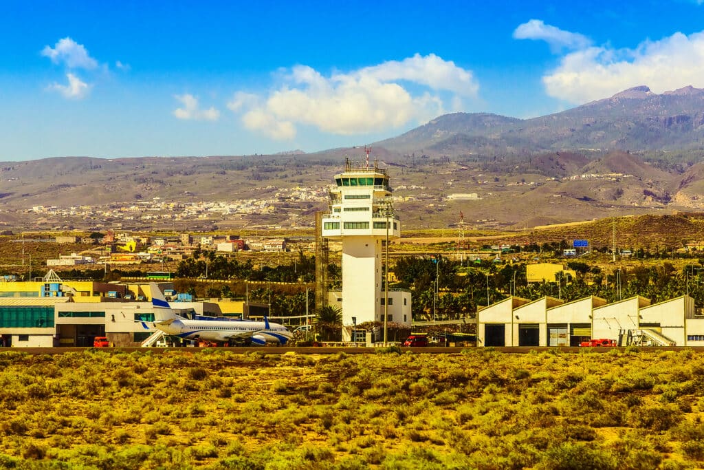 Italiener auf den Kanaren reagieren besorgt auf Grenzkontrollen Das Terminalgebäude des Flughafens auf Teneriffa bei klarem Wetter.