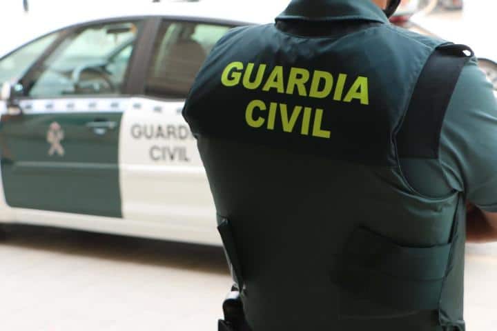 4 Einbrüche in 24h: Hotel-Einbrecher in Playa Blanca gefasst Ein Polizist der Guardia Civil steht vor einem offiziellen Polizeiauto bei einem Einsatz auf den Kanaren.