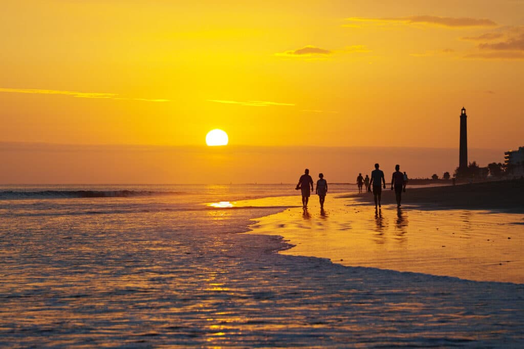Hitzewelle auf Gran Canaria: Fünfter Tag über 40 °C Ein farbenfroher Sonnenuntergang über dem Strand und den Dünen von Maspalomas auf Gran Canaria im Sommer.