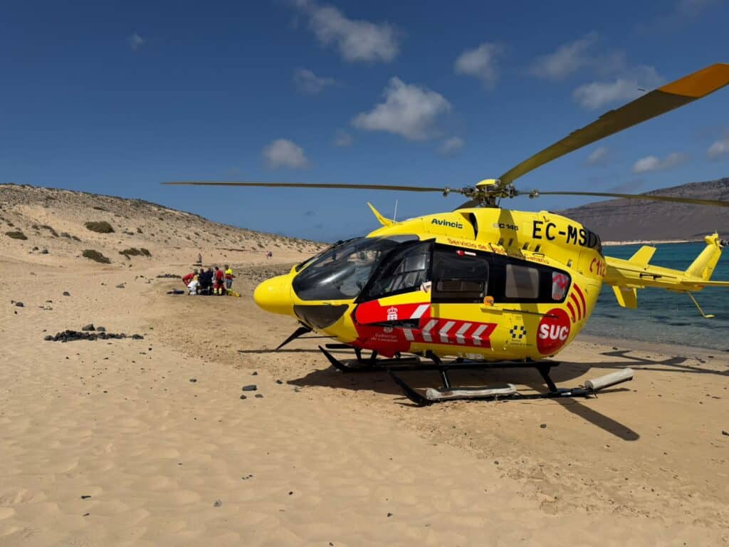 Hubschrauber-Einsatz nach Badeunfall auf La Graciosa Offizielles Foto der Rettungsleitstelle 112 vom Einsatz des Rettungshubschraubers am Strand La Francesa auf La Graciosa.