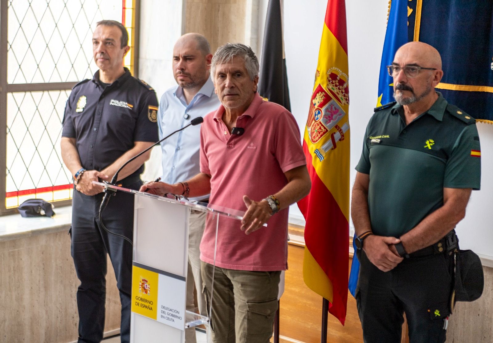 Krise in Ceuta: Spanien riegelt Seegrenze jetzt ab Innenminister Fernando Grande-Marlaska bei einer Pressekonferenz im Hauptquartier der Regierungsdelegation in Ceuta.