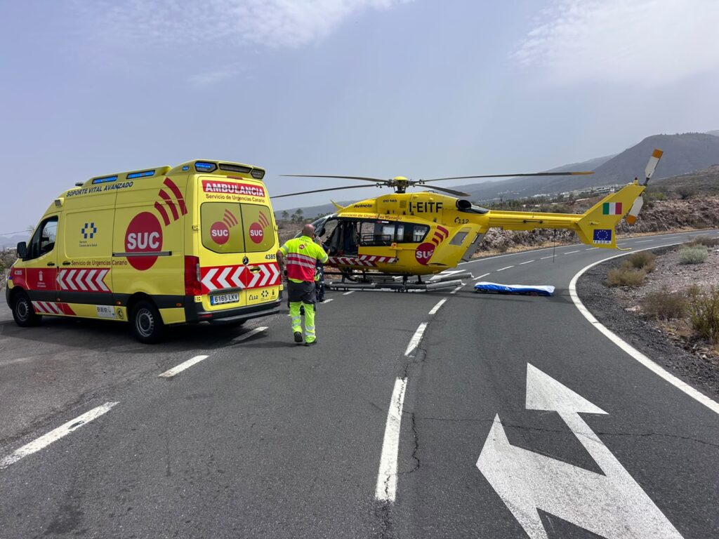 Biker auf Teneriffa nach Sturz per Hubschrauber gerettet Offizielles Einsatzbild von Canarias 112 mit Rettungshubschrauber und Ambulanz bei der Versorgung eines verunglückten Motorradfahrers.