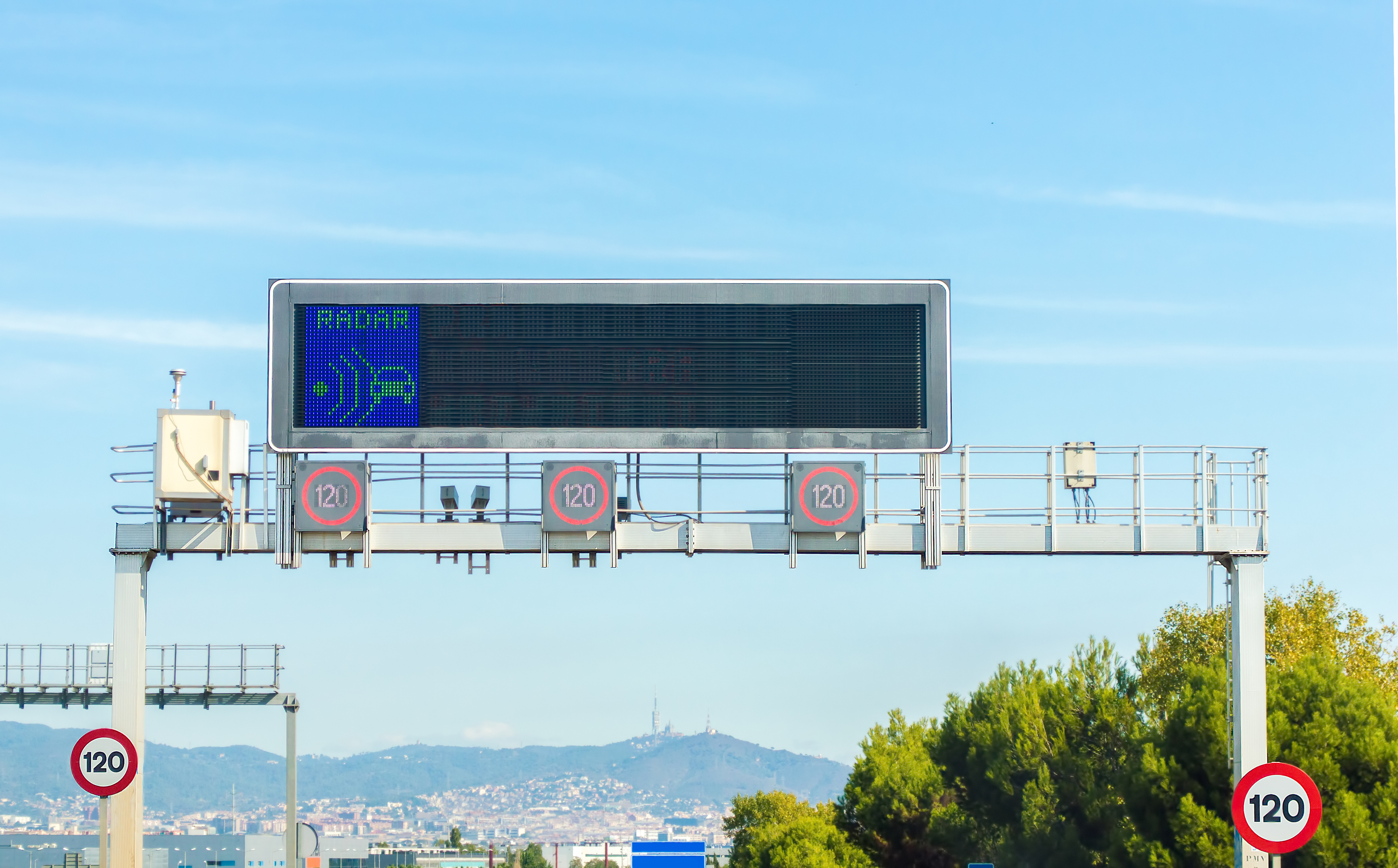 Blitzer-Report: Hier drohen auf den Kanaren die meisten Knöllchen Eine elektronische LED-Anzeigetafel auf einer Autobahn mit einer Geschwindigkeitsbegrenzung von 120 und einer Radarwarnung.