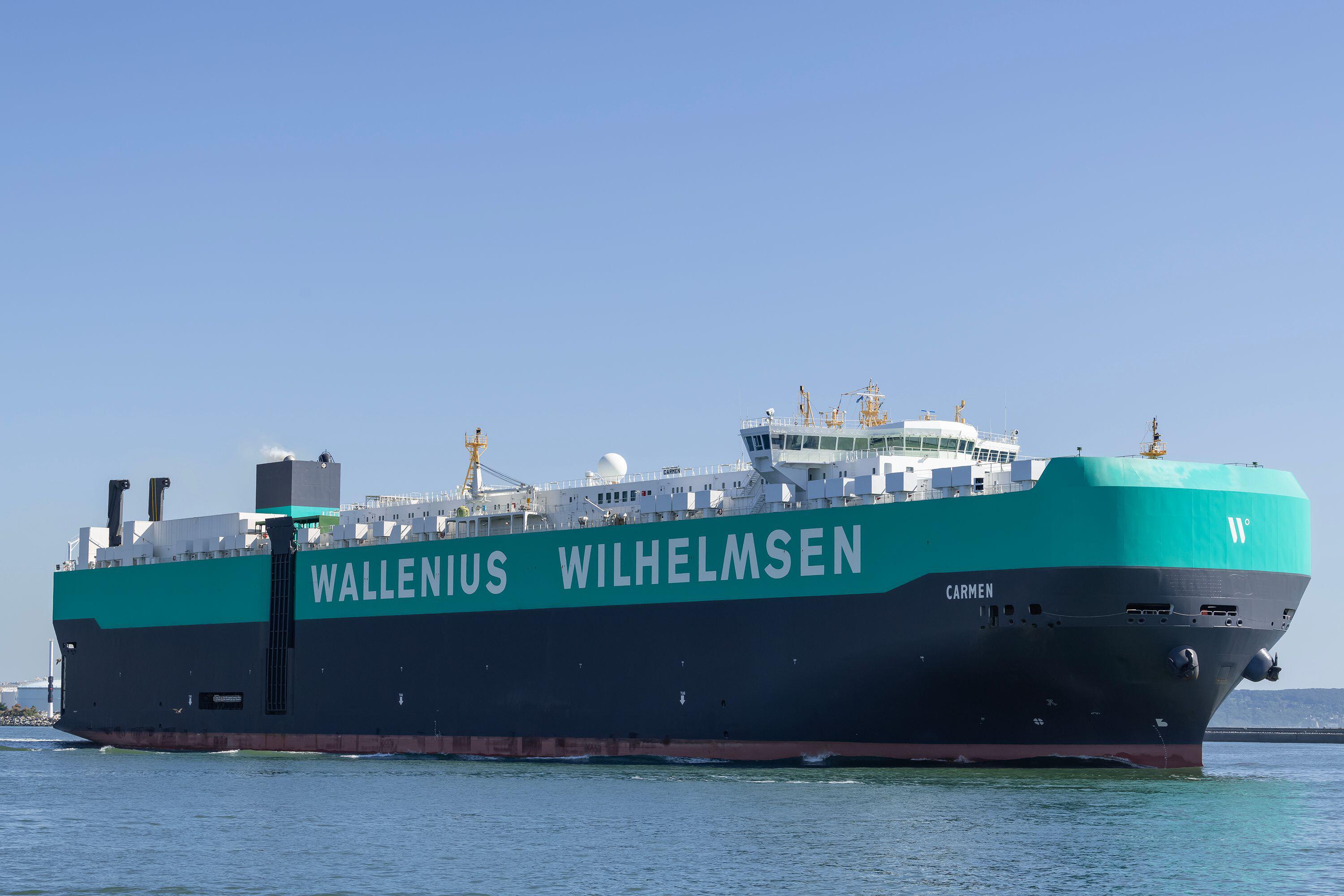 Mega-Autotransporter Carmen ankert vor Las Palmas Der riesige Autotransporter Carmen der Reederei Wallenius Wilhelmsen