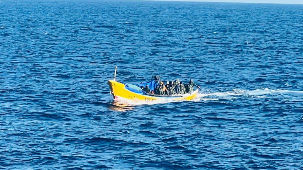 Kanaren rechnen mit Rückgang der illegalen Einreise Ein kleines Holzboot (Patera) mit Migranten auf dem offenen Atlantischen Ozean auf dem Weg zu den Kanarischen Inseln.