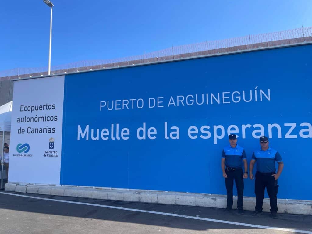 Wellenbrecher in Arguineguín zum (Dock der Hoffnung) umbenannt Offizielles Informationsfoto des Gobierno de Canarias zur feierlichen Benennung des Muelle de la Esperanza im Hafen von Arguineguín.