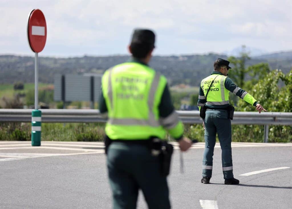 Große Blitzer-Offensive auf den Kanaren gestartet Beamte der Guardia Civil führen eine Verkehrskontrolle auf einer Landstraße auf den Kanaren durch.