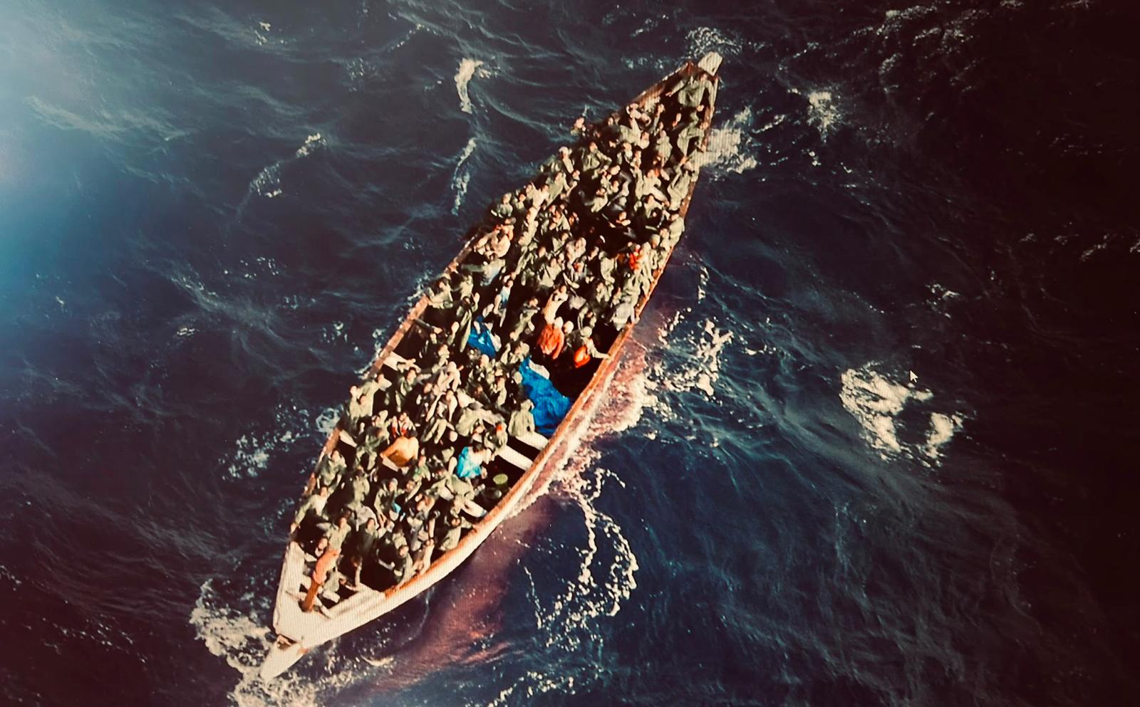 Seenotrettung bringt 133 Migranten nach El Hierro Eine offizielle Luftaufnahme der spanischen Seenotrettung Salvamento Marítimo von einem voll besetzten Migrantenboot auf dem offenen Atlantik.