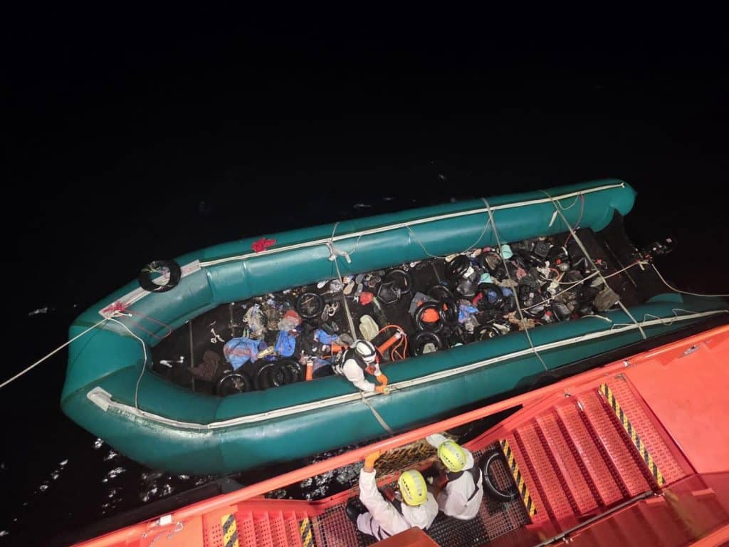 Seenotrettung bringt 245 Migranten nach Lanzarote Ein Rettungsschiff der spanischen Seenotrettung bei einem nächtlichen Einsatz neben einem vollbesetzten Schlauchboot.