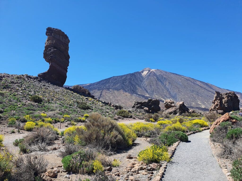 Die beeindruckenden Felsformationen Roques de García im Teide Nationalpark auf Teneriffa bei strahlendem Sonnenschein.