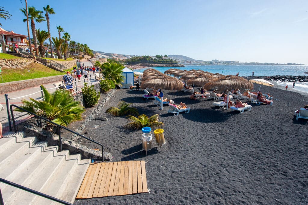 Weniger Urlauber aber dicke Einnahmen auf den Kanaren Der Strand Playa El Beril auf Teneriffa bei sonnigem Sommerwetter mit blauem Meer
