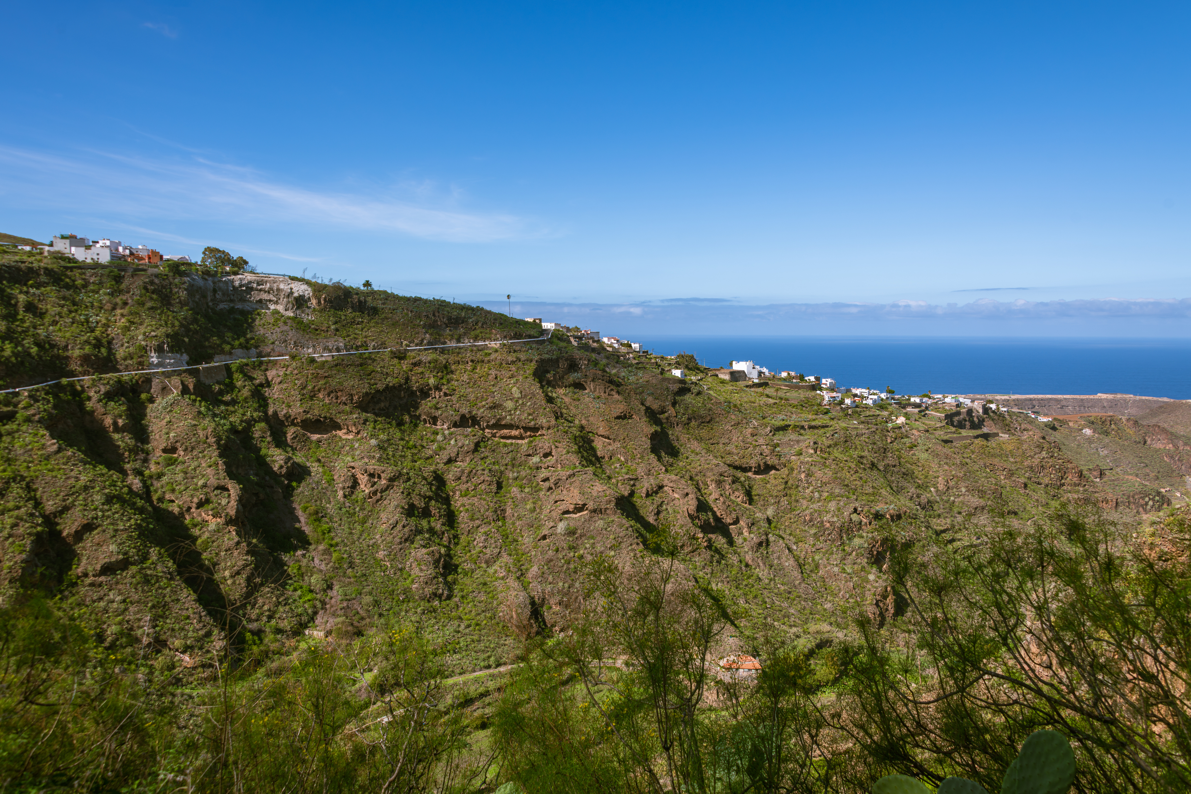 Traumhafte Wanderroute auf Gran Canaria mit atemberaubenden Ausblicken Ein Wanderpfad führt durch die grüne Schlucht Barranco de Azuaje zwischen Firgas und Moya auf Gran Canaria